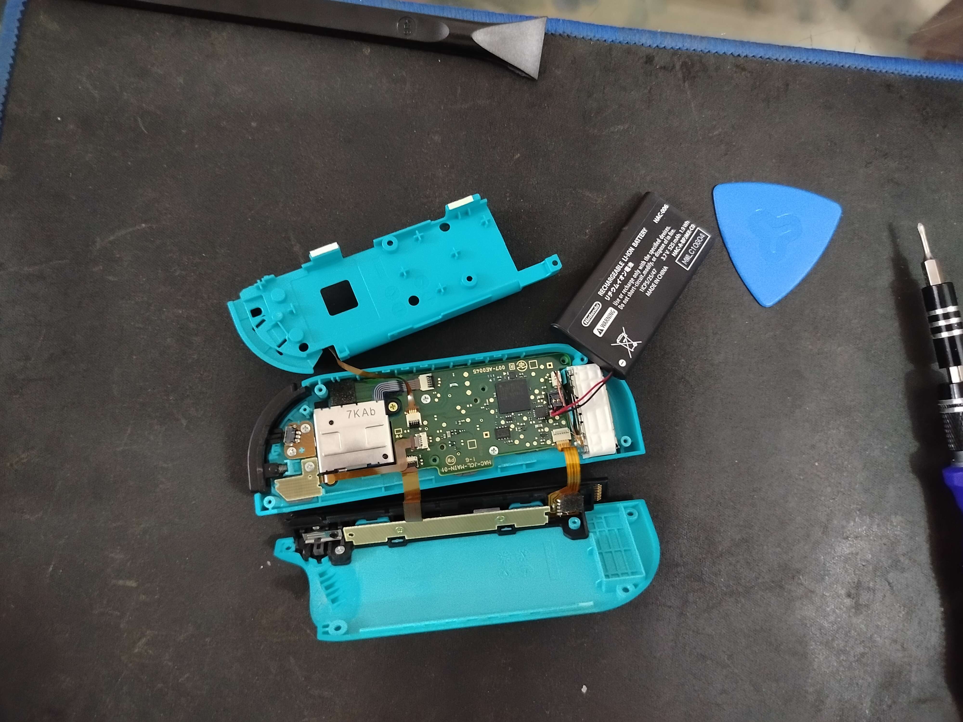 Picture of a disassembled Joycon controller